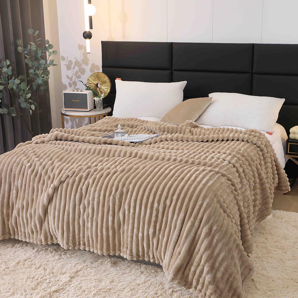 Patura Cocolino cu Dungi ,Pat 2 Persoane, 200x230 cm - Bej 2 Patura Cocolino cu Dungi ,Pat 2 Persoane, 200x230 cm - Bej - imagine 2
