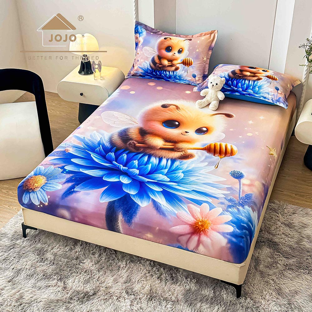 Husă Pat Dublu cu elastic cu 2 fețe de pernă, Țesătură Tip Finet , Imprimeu 5D Albinuta 1 Husă Pat Dublu cu elastic cu 2 fețe de pernă, Țesătură Tip Finet , Imprimeu 5D Albinuta