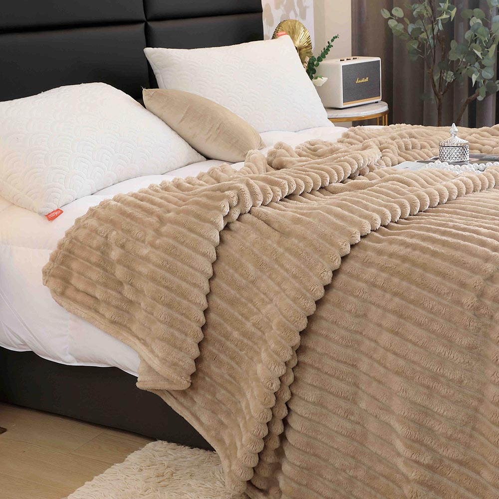 Patura Cocolino cu Dungi ,Pat 2 Persoane, 200x230 cm - Bej 4 Patura Cocolino cu Dungi ,Pat 2 Persoane, 200x230 cm - Bej - imagine 4