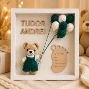 Tablou personalizat Shadow Box – Ursulet salopeta verde