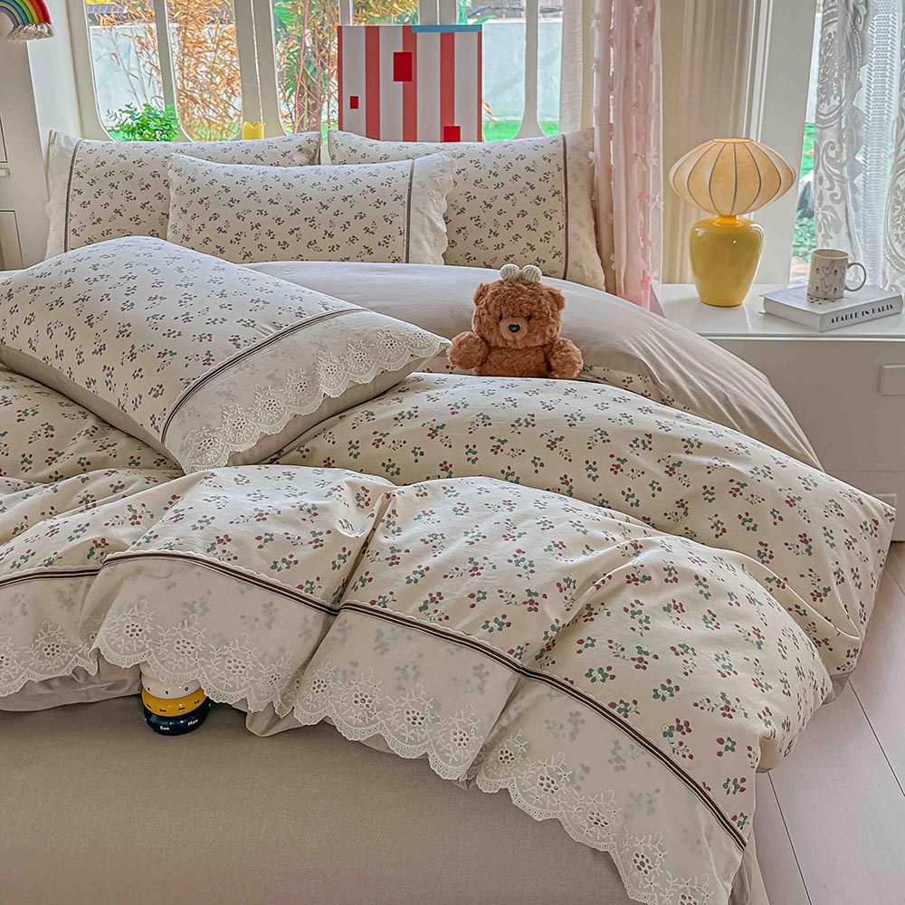 Lenjerie pat dublu - bumbac 100 % , 4 piese, Cearceaf cu elastic , Crem cu Imprimeu Floral si Dantela 2 Lenjerie pat dublu - bumbac 100 % , 4 piese, Cearceaf cu elastic , Crem cu Imprimeu Floral si Dantela - imagine 2
