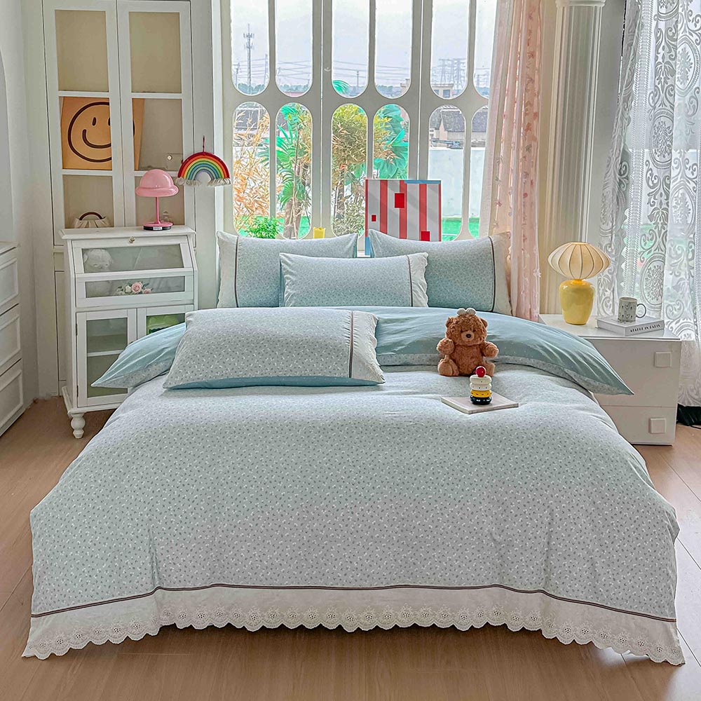 Lenjerie pat dublu - bumbac 100 % , 4 piese, Cearceaf cu elastic , Bleu cu Flori Albe si Dantela 1 Lenjerie pat dublu - bumbac 100 % , 4 piese, Cearceaf cu elastic , Bleu cu Flori Albe si Dantela