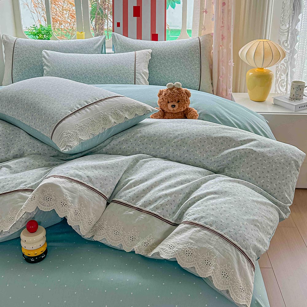Lenjerie pat dublu - bumbac 100 % , 4 piese, Cearceaf cu elastic , Bleu cu Flori Albe si Dantela 3 Lenjerie pat dublu - bumbac 100 % , 4 piese, Cearceaf cu elastic , Bleu cu Flori Albe si Dantela - imagine 3