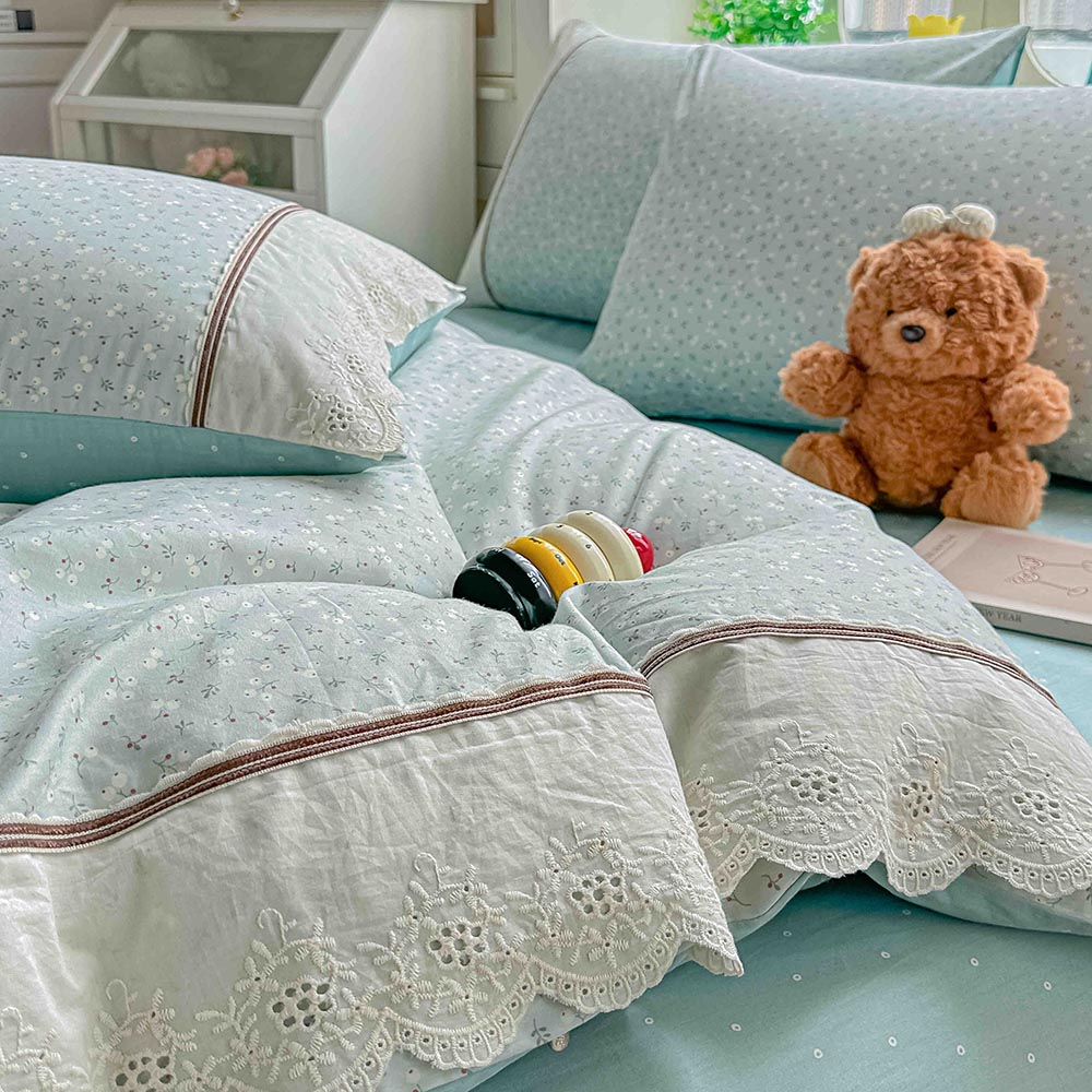 Lenjerie pat dublu - bumbac 100 % , 4 piese, Cearceaf cu elastic , Bleu cu Flori Albe si Dantela 4 Lenjerie pat dublu - bumbac 100 % , 4 piese, Cearceaf cu elastic , Bleu cu Flori Albe si Dantela - imagine 4