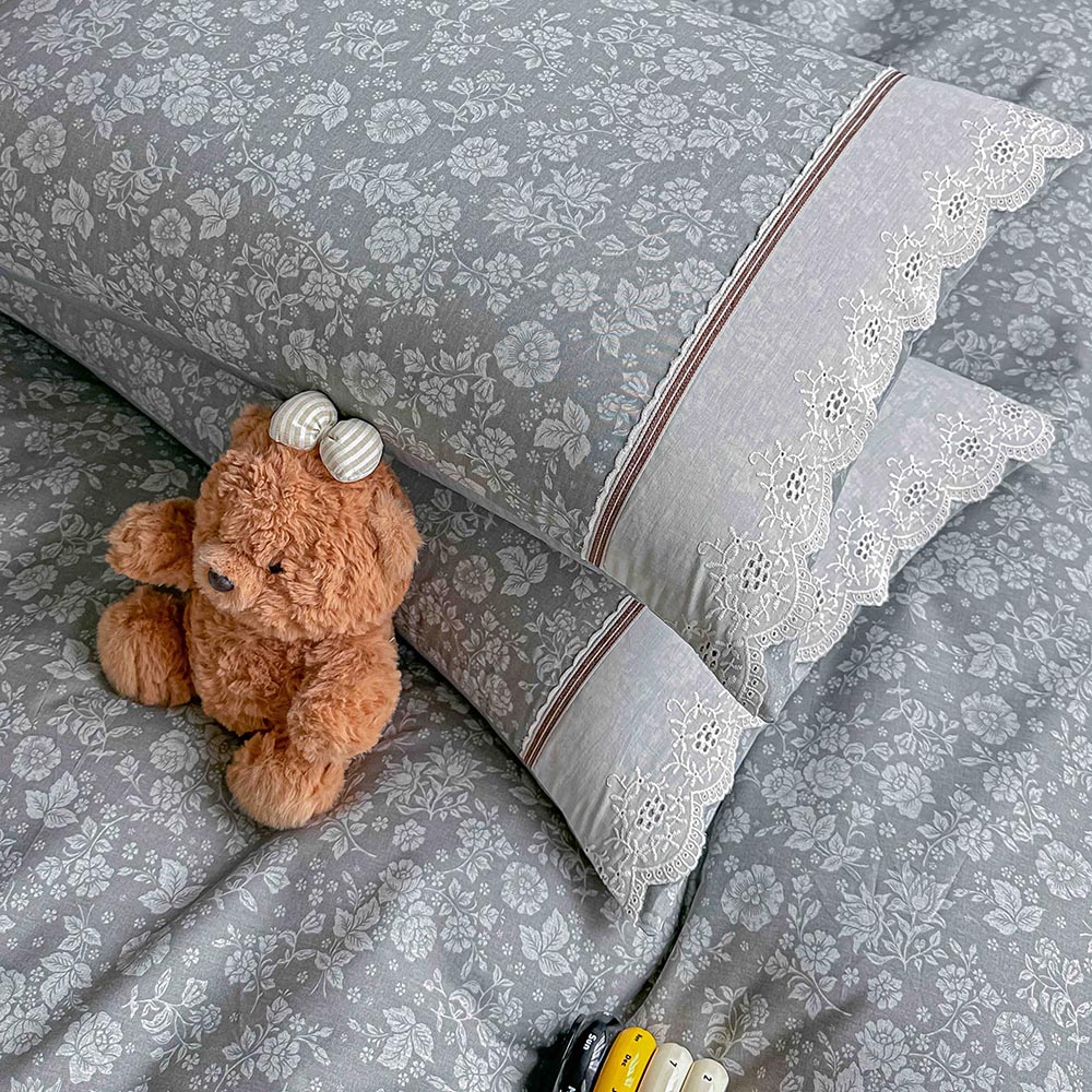 Lenjerie pat dublu - bumbac 100 % , 4 piese, Cearceaf cu elastic , Gri cu Imprimeu Floral si Dantela 5 Lenjerie pat dublu - bumbac 100 % , 4 piese, Cearceaf cu elastic , Gri cu Imprimeu Floral si Dantela - imagine 5