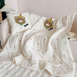 Pilotă pentru copii 2 în 1, 100% Bumbac, Transformabilă în Pernă – 150 x 200 cm, Crem cu Verde, Model Ursuleț
