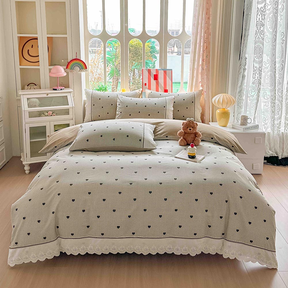Lenjerie pat dublu - bumbac 100 % , 4 piese, Cearceaf cu elastic , Bej cu Inimioare si Dantela 1 Lenjerie pat dublu - bumbac 100 % , 4 piese, Cearceaf cu elastic , Bej cu Inimioare si Dantela