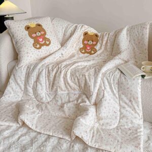 Pilotă pentru copii 2 în 1, 100% Bumbac, Transformabilă în Pernă – 150 x 200 cm, Crem cu Roz, Model Ursuleț cu Coroniță