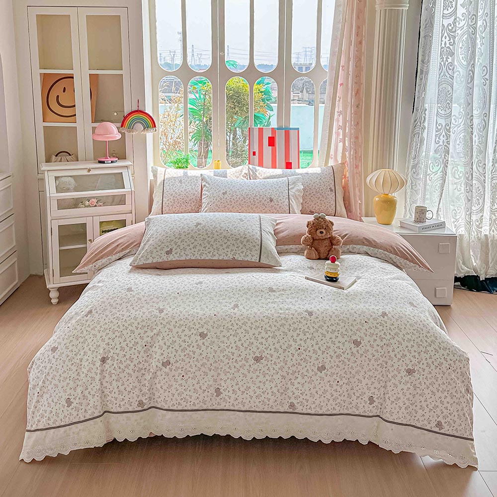 Lenjerie pat dublu - bumbac 100 % , 4 piese, Cearceaf cu elastic , Alb-Roz cu Florala cu Catelusi si Dantela 1 Lenjerie pat dublu - bumbac 100 % , 4 piese, Cearceaf cu elastic , Alb-Roz cu Florala cu Catelusi si Dantela