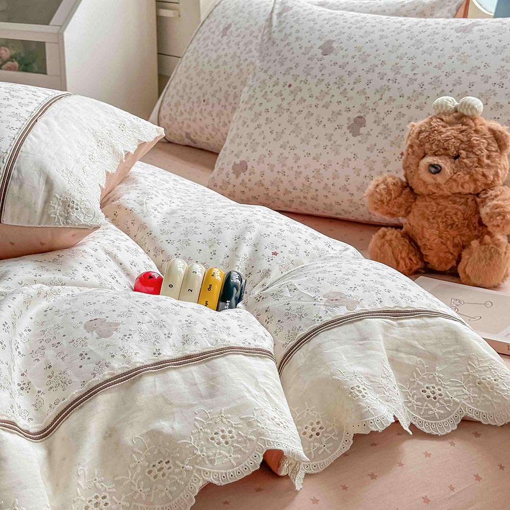 Lenjerie pat dublu - bumbac 100 % , 4 piese, Cearceaf cu elastic , Alb-Roz cu Florala cu Catelusi si Dantela 4 Lenjerie pat dublu - bumbac 100 % , 4 piese, Cearceaf cu elastic , Alb-Roz cu Florala cu Catelusi si Dantela - imagine 4