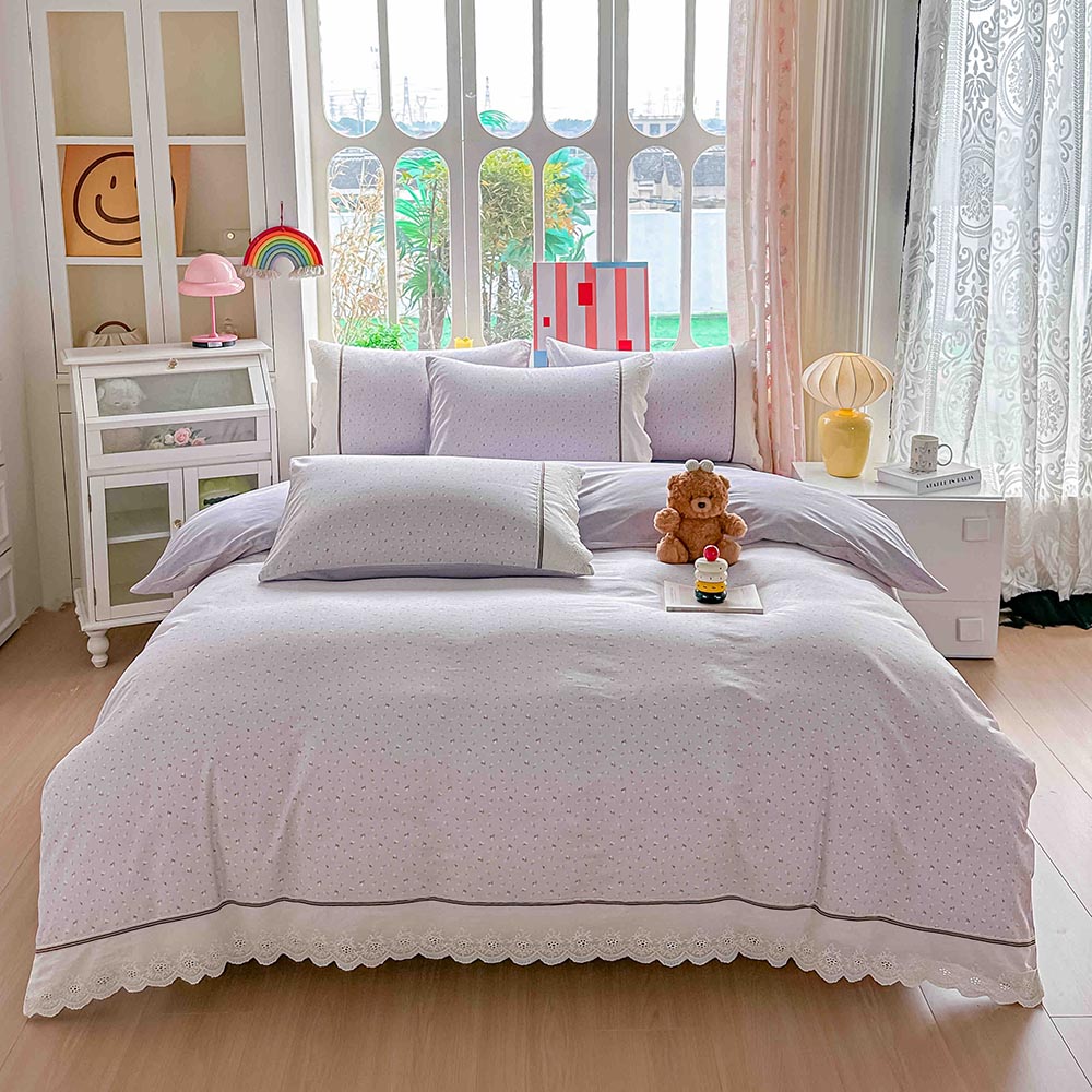 Lenjerie pat dublu - bumbac 100 % , 4 piese, Cearceaf cu elastic , Lila cu Flori Delicate si Dantela 1 Lenjerie pat dublu - bumbac 100 % , 4 piese, Cearceaf cu elastic , Lila cu Flori Delicate si Dantela