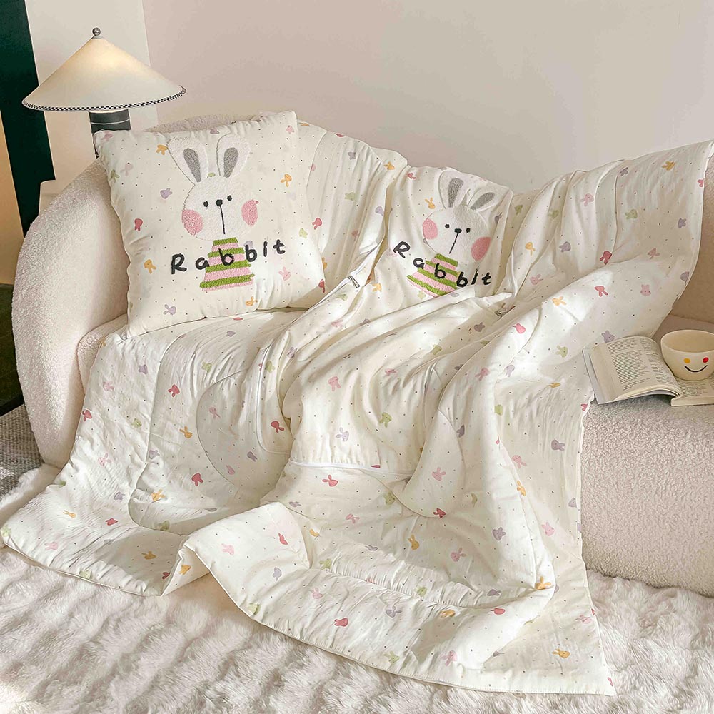 Pilotă pentru copii 2 în 1, 100% Bumbac, Transformabilă în Pernă – 150 x 200 cm, Crem Multicolor, Model Iepuraș 1 Pilotă pentru copii 2 în 1, 100% Bumbac, Transformabilă în Pernă – 150 x 200 cm, Crem Multicolor, Model Iepuraș