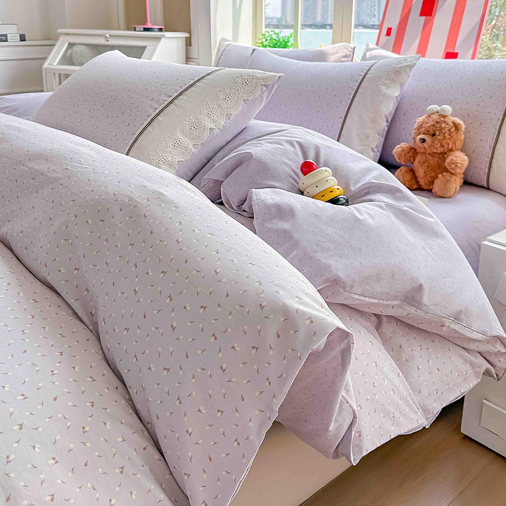 Lenjerie pat dublu - bumbac 100 % , 4 piese, Cearceaf cu elastic , Lila cu Flori Delicate si Dantela 2 Lenjerie pat dublu - bumbac 100 % , 4 piese, Cearceaf cu elastic , Lila cu Flori Delicate si Dantela - imagine 2