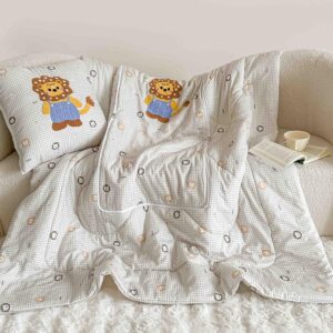 Pilotă pentru copii 2 în 1, 100% Bumbac, Transformabilă în Pernă – 150 x 200 cm, Bej-Gri Deschis, Model Leuț