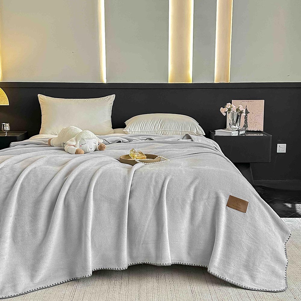 Pătură Jojo Home din Cașmir Artificial 200x230 cm, Gri Deschis 2 Pătură Jojo Home din Cașmir Artificial 200x230 cm, Gri Deschis - imagine 2
